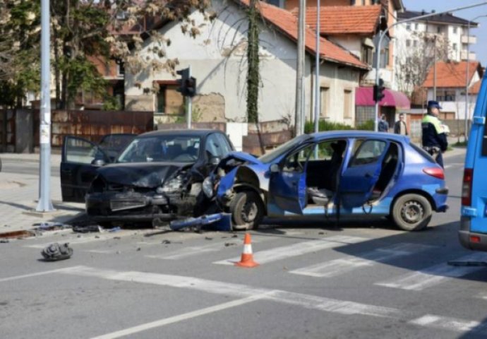 BIJELJINA: Dvoje djece povrijeđeno u sudaru Golfa i Peugeota 206