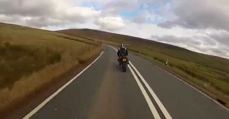 Motociklist je prebrzo ušao u krivinu i izbjegao sudar sa automobilom, ono što je uslijedilo nikada neće zaboraviti (VIDEO)