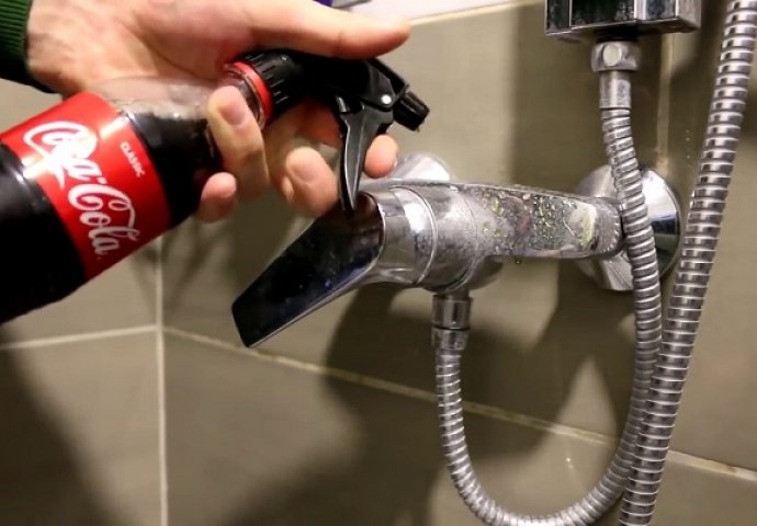 Genijalan trik: Zavrnuo je prskalicu na bocu Coca-Cole a rezultat je fenomenalan (VIDEO)