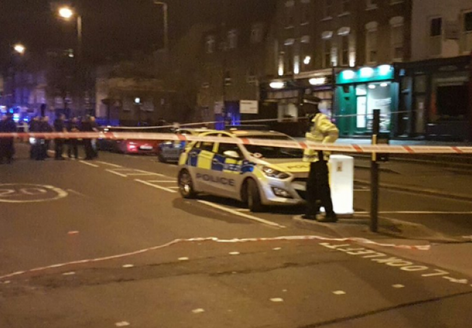 Naoružani tinejdžeri napravili horor u Londonu: Automobilom se zabili pravo u pješake (VIDEO)