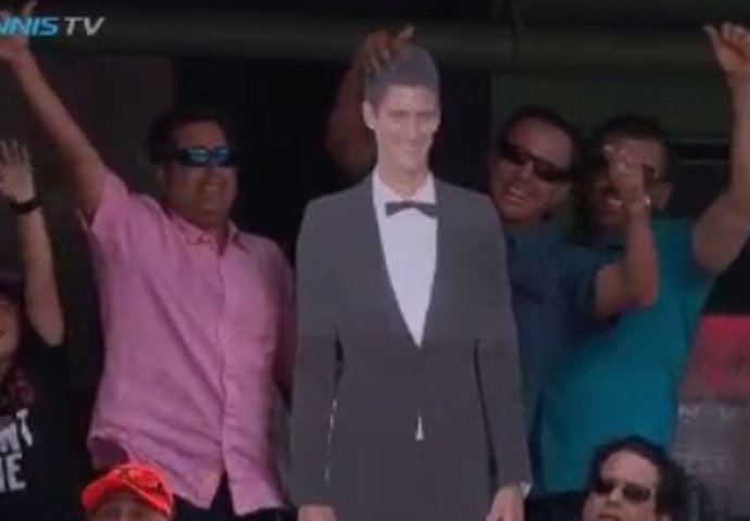 Navijači se iživljavali na lutki s Novakovim likom 