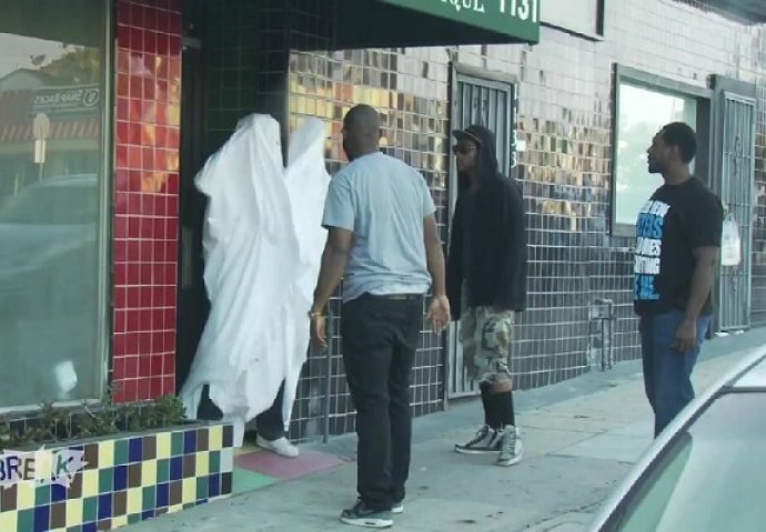 Navukao je na sebe bijelu tkaninu i otišao u najopasniju crnačku četvrt prepadati ljude, bolje da nije (VIDEO)