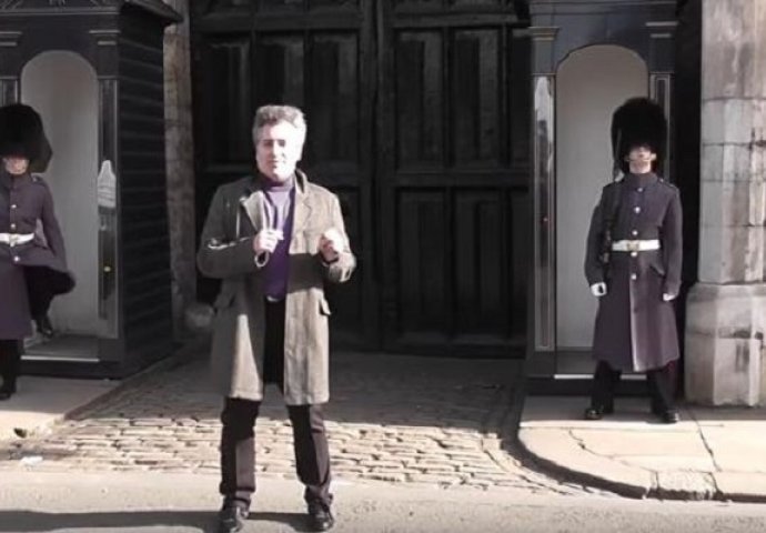 Stao je ispred kraljičinih stražara i počeo pjevati, dobro obratite pažnju šta će mu na 0:16 uraditi lijevi stražar (VIDEO) 