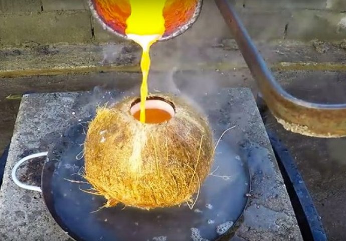 Izlio je topljeni bakar u kokos, ali nije očekivao ovakav rezultat (VIDEO)
