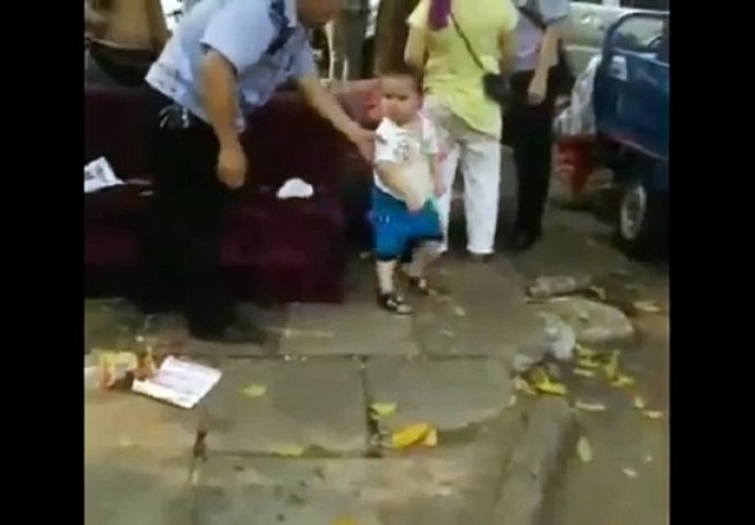 Dječak uzeo metalnu šipku i napao policajce koji su htjeli da zatvore radnju njegovih roditelja (VIDEO)