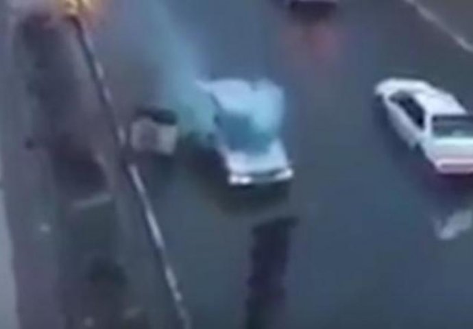 JEZIVA SCENA: Grom pogodio automobil koji se kretao putem, a tek onda se dešava ČUDO (VIDEO)