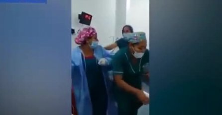 SKANDAL U OPERACIJSKOJ SALI: Hirurzi igrali oko uspavanog nagog pacijenta i smijali mu se! (VIDEO)