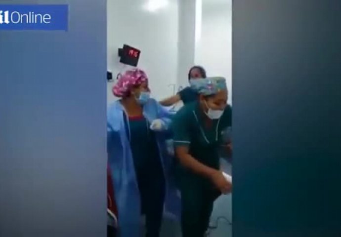 SKANDAL U OPERACIJSKOJ SALI: Hirurzi igrali oko uspavanog nagog pacijenta i smijali mu se! (VIDEO)