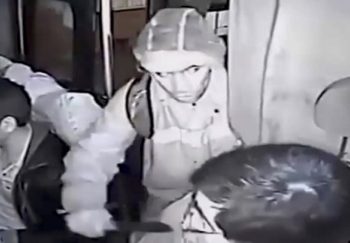 Ušao je u autobus i šoferu stavio nož pod grlo: Par sekundi kasnije, putnik mu je očitao lekciju koju će dugo pamtiti (VIDEO)