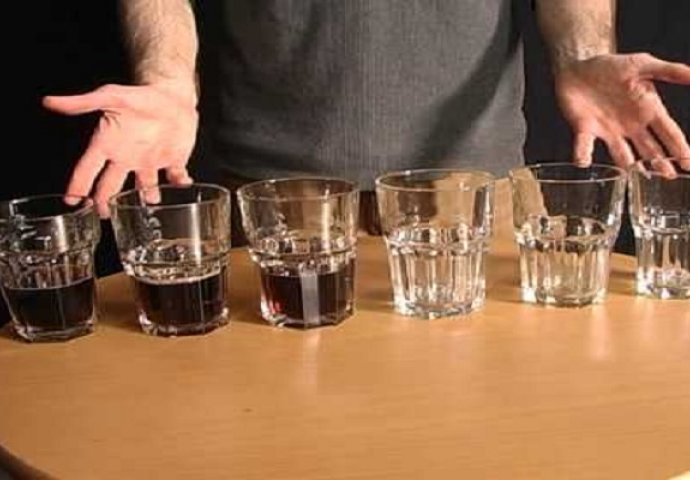Stavio je šest čaša na stol i uradio trik koji vam može donijetu mnogo novca (VIDEO)