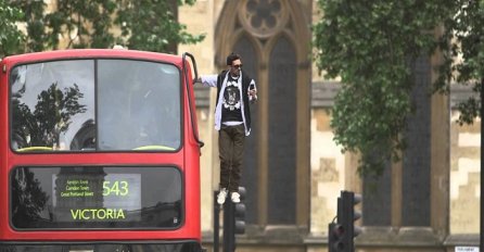 Gledat ćete u nevjerici: Čovjek levitirao uz autobus! (VIDEO)