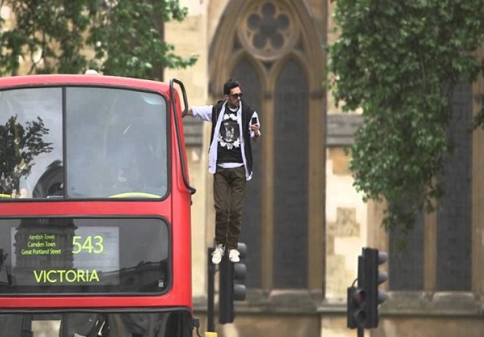 Gledat ćete u nevjerici: Čovjek levitirao uz autobus! (VIDEO)