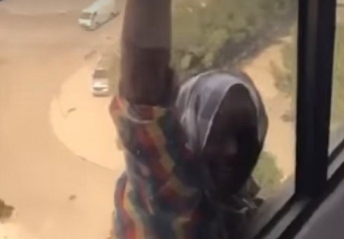 OKRUTNO:  Bogatašica snimala služavku  kako visi s prozora i ZAPOMAŽE!  (UZNEMIRUJUĆI VIDEO)
