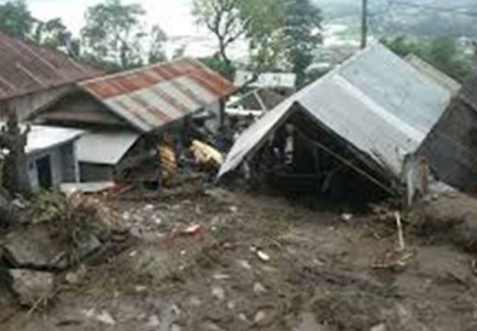 VELIKA TRAGEDIJA U INDONEZIJI: U klizištu zatrpano 27 osoba!