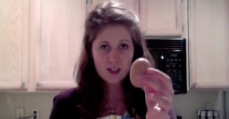 Ispekla je jaje u mikrovalnoj: Kada ga je htjela oguliti, uslijedilo je iznenađenje (VIDEO)