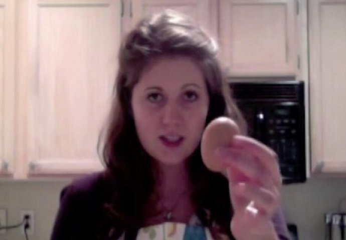 Ispekla je jaje u mikrovalnoj: Kada ga je htjela oguliti, uslijedilo je iznenađenje (VIDEO)