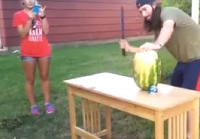 Htio je mačem presjeći lubenicu, bila mu je to najveća greška u životu (VIDEO)