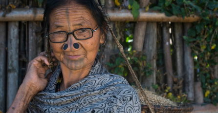 Razlog zbog kojeg ženama ovog plemena buše noseve je potresan i slomiće vam srce (FOTO)