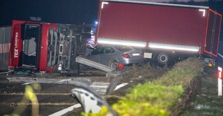 STRAŠNA NESREĆA NA AUTOCESTI PREMA KARLOVCU: U sudaru kamiona i Mercedesa povrijeđene dvije osobe