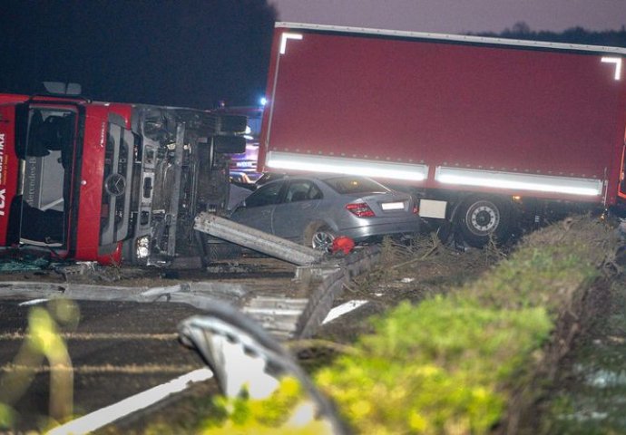 STRAŠNA NESREĆA NA AUTOCESTI PREMA KARLOVCU: U sudaru kamiona i Mercedesa povrijeđene dvije osobe