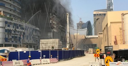 STRAVIČNE SLIKE POŽARA U DUBAIU: Gori zgrada od 60 spratova, svakih nekoliko minuta čuju se eksplozije! (FOTO)