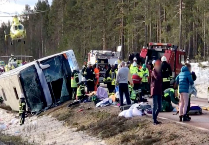  UŽAS : Prevrnuo se školski autobus pun djece, ima mrtvih (VIDEO)