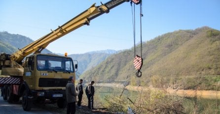 SAOBRAĆAJNA NESREĆA NA JABLANIČKOM JEZERU: Alfa Romeo sletio u jezero, ronioci pretražuju područje, a vozač još nije pronađen!