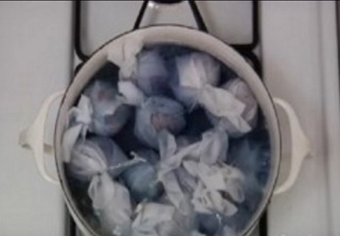 Zaboravite na farbu: Umotala je jaja u svilu, prokuhala i dobila nešto što je sve oduševilo (VIDEO)