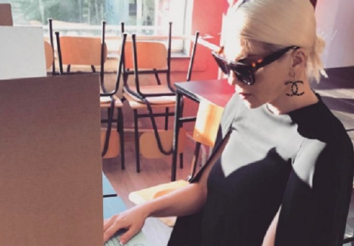 U CENTRU PAŽNJE! Jelena Karleuša ispunila svoju građansku dužnost (FOTO)