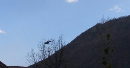 ŠIRI SE POŽAR NA BORAČKOM JEZERU: Helikopter Oružanih snaga BiH izvršio prelet osam puta!