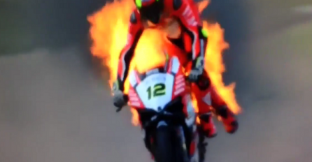 MOTOCIKLISTA U PLAMENU: Zapalio se usred utrke dok je jurio punom brzinom  (VIDEO)