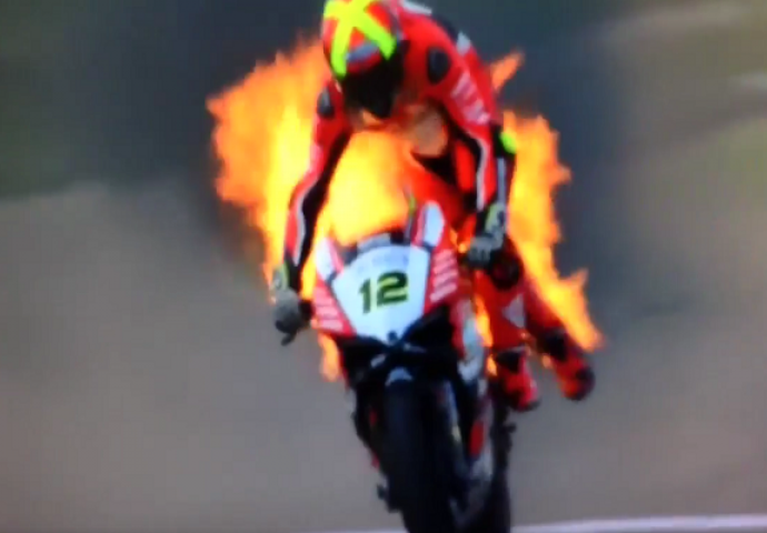 MOTOCIKLISTA U PLAMENU: Zapalio se usred utrke dok je jurio punom brzinom  (VIDEO)