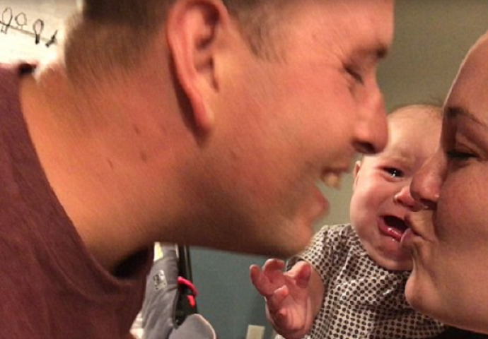 Mama i tata se poljubili, a bebina reakcija nasmijala cijeli svijet (VIDEO) 