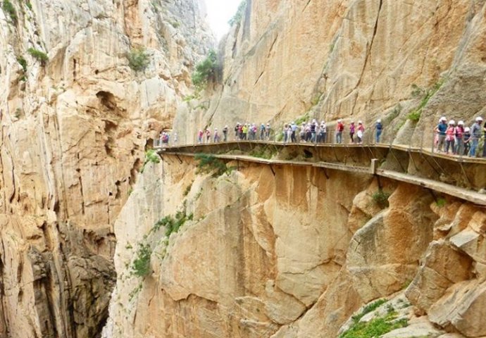 MOST KOJI PODIŽE ADRENALIN! Najopasniji put na svijetu je ponovo otvoren za posjetioce