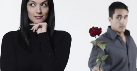 "Iako sam udata imam upornog udvarača"