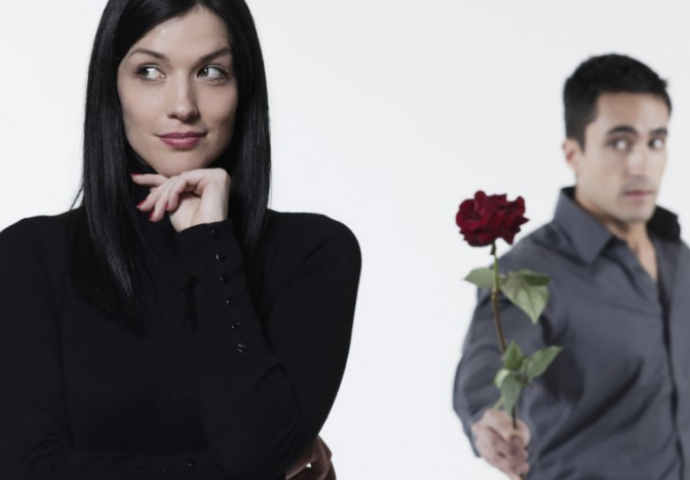 "Iako sam udata imam upornog udvarača"