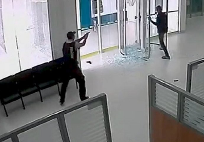 Ušao je u banku i krenuo da razoruža čuvara gumenim pištoljem, bolje da nije (VIDEO)