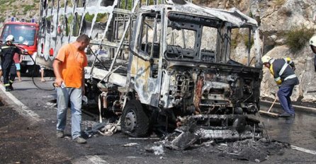 RAŠTELICA KOD HADŽIĆA: Kamion se zapalio u vožnji