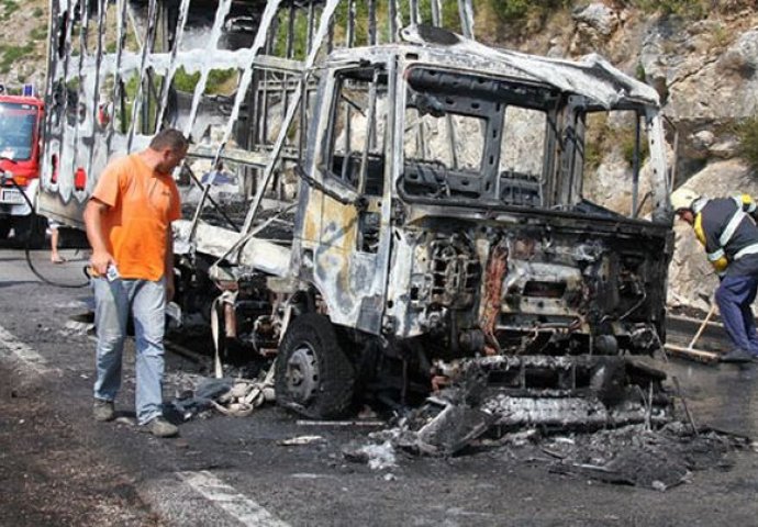 RAŠTELICA KOD HADŽIĆA: Kamion se zapalio u vožnji