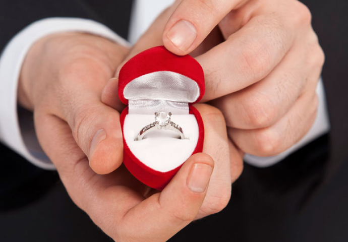  KADA NAĐETE DEČKA KRETENA: Izvadio prsten i zaprosio je, no zbog ove rečenice ga je odmah ostavila!