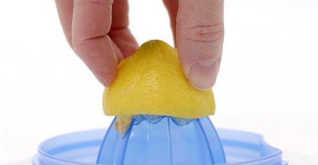 ZABORAVITE NA LIMUN I VODU: Napitak sa ovim voćem je HIT za mršavljenje i detoksikaciju!