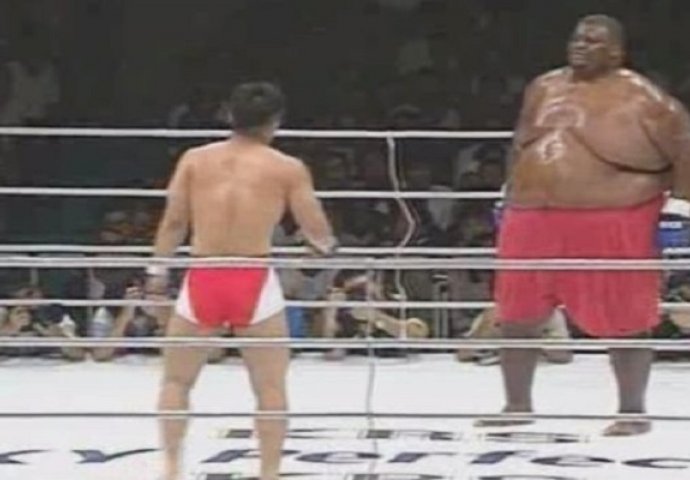 Pogledajte šta se dogodi kada borac od 75 kg uđe u ring protiv sumo hrvača od 275 kila (VIDEO)