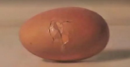 Izgleda kao obično napuknuto jaje, no samo nastavite gledati jer ćete ostati bez teksta (VIDEO) 