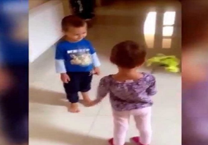 Nagovorili su dječaka da joj pokloni cvijeće, a onda se desilo ovo (VIDEO)
