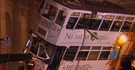 HOROR: Prevrnuo se dvospratni tramvaj, povrijeđeno 11 ljudi (VIDEO)