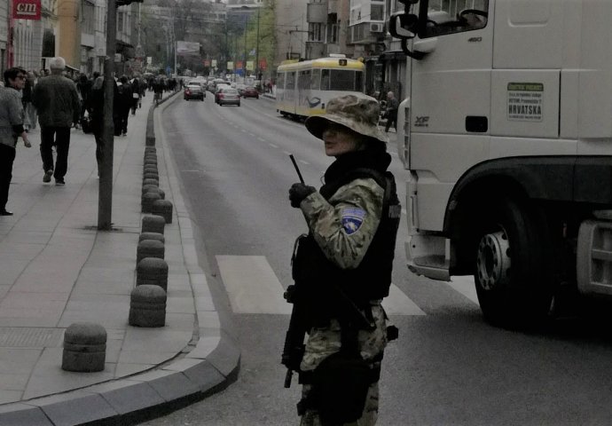 POSLAO FOTOGRAFIJE: Romantični Sarajlija traži atraktivnu policajku!