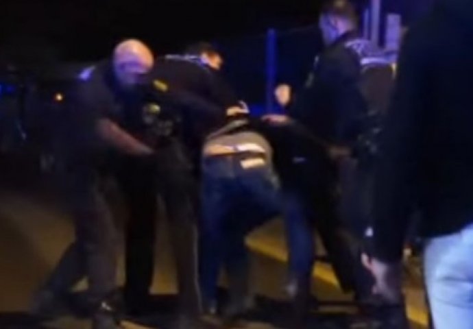 OVAKO BIJE NJEMAČKA POLICIJA: Premlatili momka jer nije htio da ugasi cigaretu! (VIDEO)