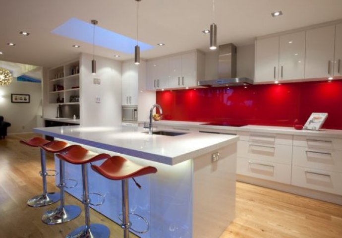 ATRAKTIVNO I PRAKTIČNO rješenje za kuhinje: Staklo za zid iznad radne ploče   (FOTO)