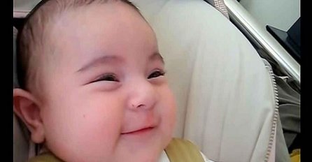 Majka je pjevala svojoj 3-mjesečnoj bebi, a njen odgovor na to ju je ostavio bez teksta (VIDEO)