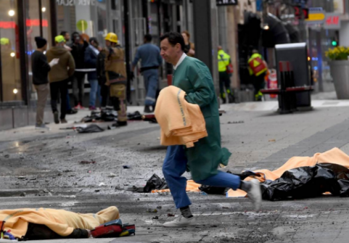 Uhapšen muškarac s fantomkom, preuzeo odgovornost za napad u Stockholmu (VIDEO)